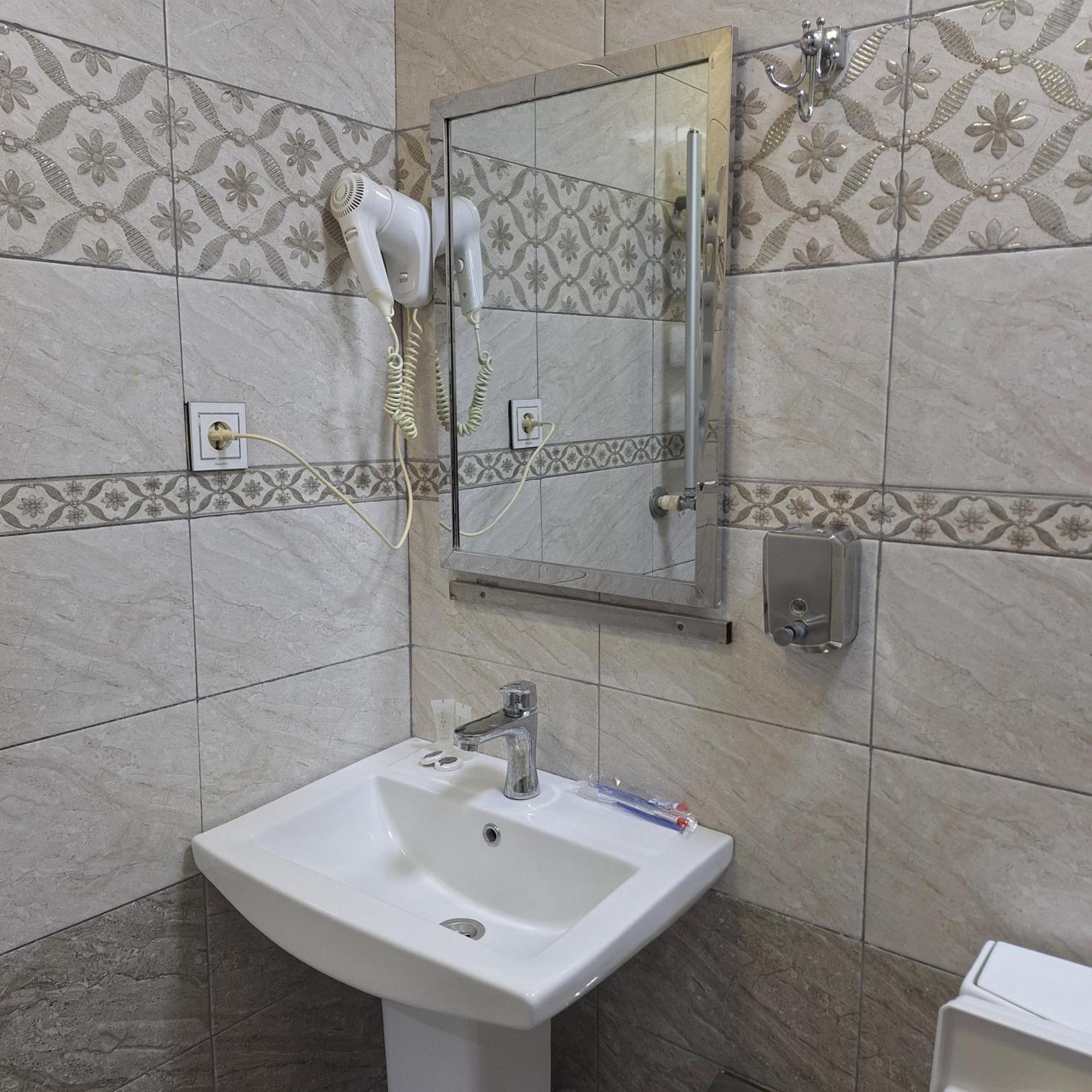 Nord West Hotel Baky Esterno foto